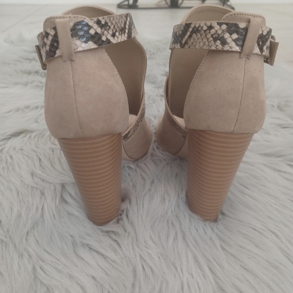 Shoe Dazzle Tan Snakeskin Shoes Boots Size 9.5 - Picture 5 of 10